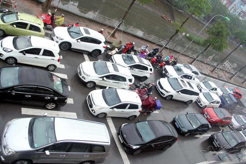 Vật vã chôn chân hít khói ô tô trong mưa rét Hà Nội